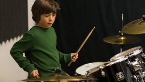 What skills can I expect to learn in a beginner’s drum course?
